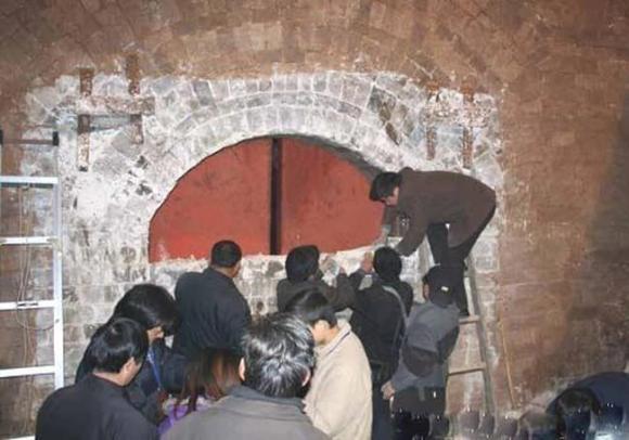 Ngôi mộ cổ 600 năm được khai quật, bên trong đầy khói, bất ngờ khi thấy có 1 nam 7 nữ được chôn cùng nhau