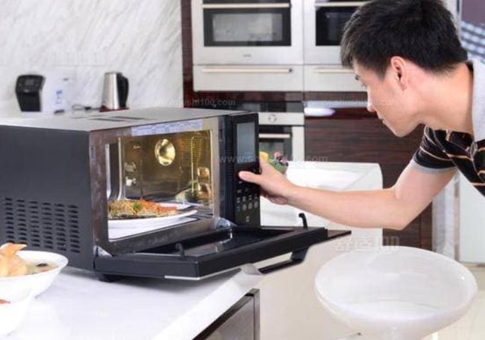 Lò vi sóng phát ra bao nhiêu bức xạ? Hâm nóng thức ăn bằng lò vi sóng không chỉ độc hại mà còn gây ung thư? Sự thật là gì