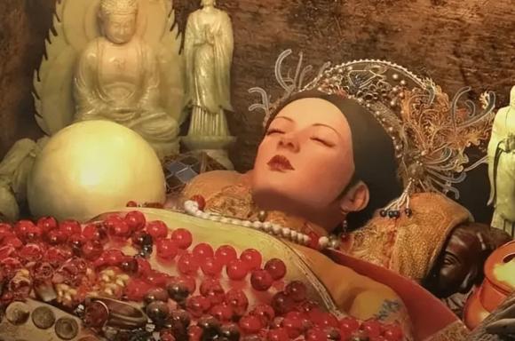 Năm 1972, lăng mộ của con gái Khang Hy được khai quật ở Nội Mông, cô mặc long bào suốt 240 năm không mục nát, đồ tang giá trị hơn 100 triệu