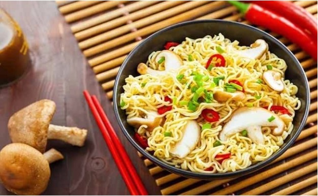 Bạn có biết ai là người phát minh ra mì ăn liền, chiều dài sợi mì bên trong một gói mì ăn liền là bao nhiêu mét? 5 sự thật thú vị về món ăn huyền thoại này