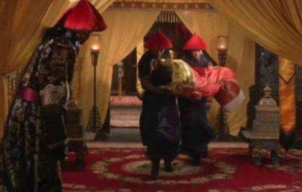 Chọn người thị tẩm và quy định phòng the của hoàng đế Thanh triều: Thái giám trực ngay ngoài, nhiều công đoạn gây mất hứng