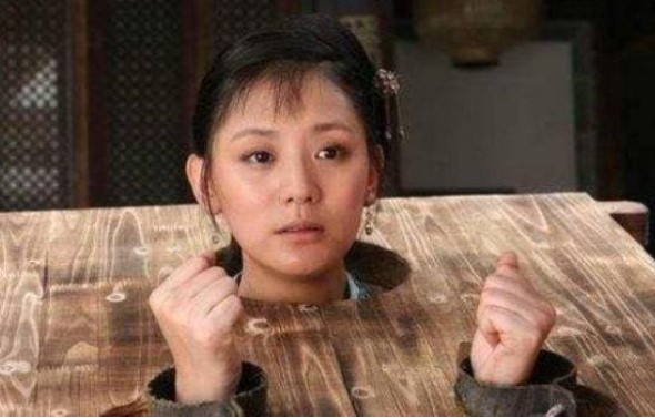 Vì sao thời cổ đại, nữ tù nhân bị lột sạch trang phục khi bị chặt đầu? Sự thật quá ớn lạnh!