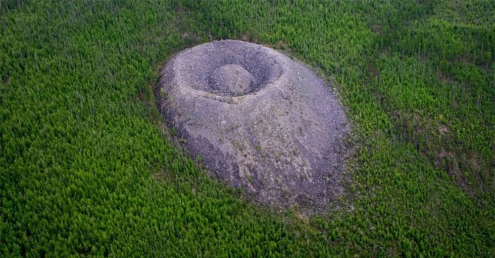 Miệng núi lửa Patomskiy: Kỳ quan thiên nhiên hay tàn tích của UFO cổ đại? - Ảnh 1.