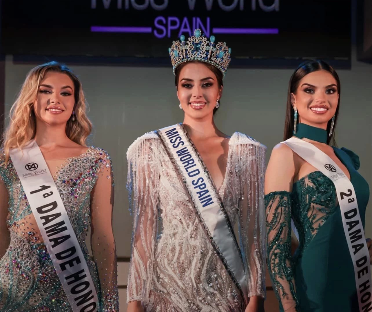 Nhan sắc tiếp viên hàng không đối đầu Ý Nhi ở Hoa hậu Thế giới ảnh 1
