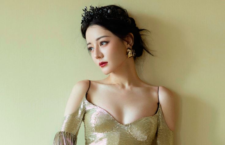 Địch Lệ Nhiệt Ba làm 1 việc trước khi trang điểm, chị em làm theo sẽ bảo tồn collagen, tránh già nhanh do makeup nhiều