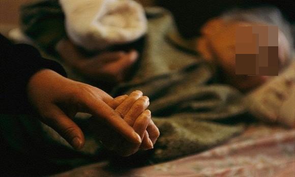 Khóc cạn nước mắt khi phát hiện bí mật giấu kín của mẹ chồng