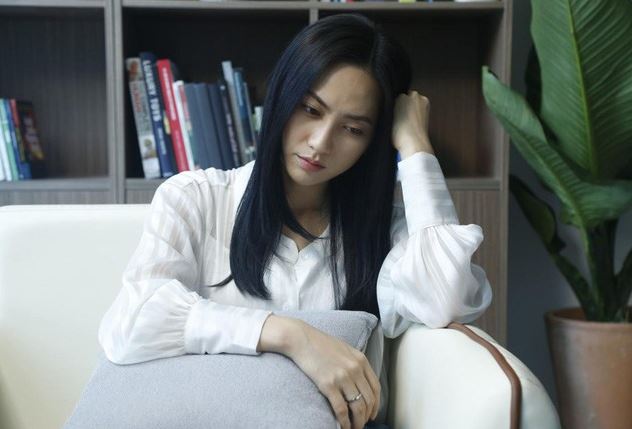 Một tối đi vào phòng mẹ chồng dọn dẹp giường chiếu, tôi ngây người khi nhìn thấy những bắp ngô còn nguyên nằm trong sọt rác