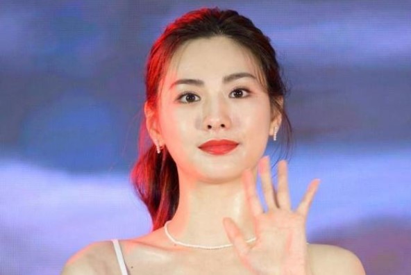 Cô ba năm liên tiếp được đánh giá là 'người đẹp nhất thế giới', sau khi xem ảnh thật, cư dân mạng cho rằng: Cô đẹp đến nghẹt thở