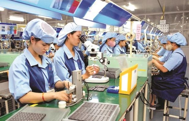 Tiền thưởng, lương làm thêm giờ dịp lễ 30/4 và 1/5 được chi trả như thế nào?