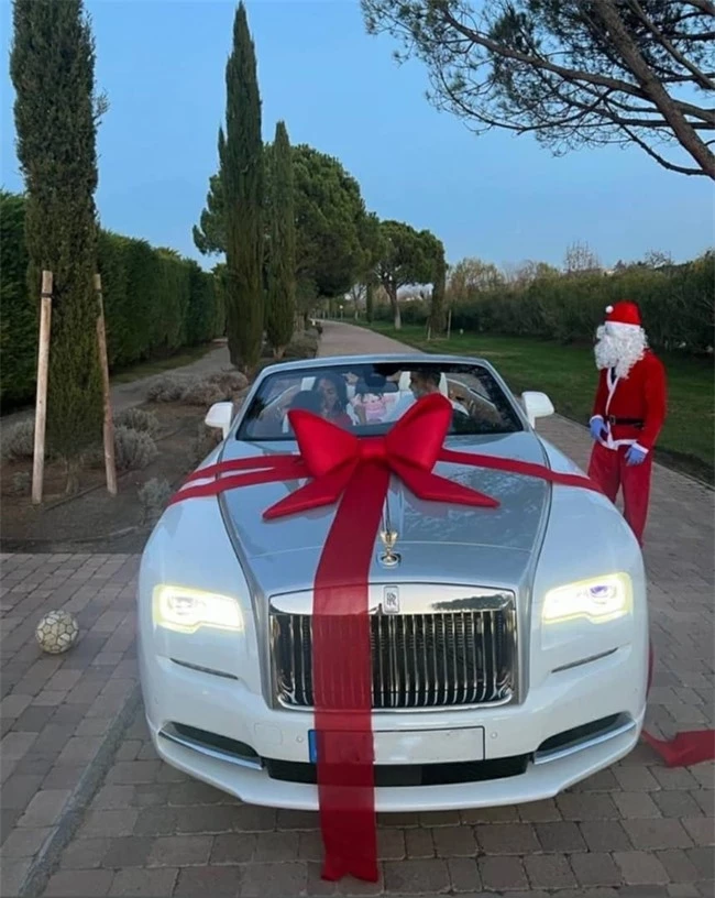 Georgina từng tặng Ronaldo một chiếc Roll-Royce dịp Giáng sinh 2022