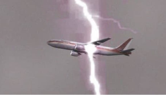 Máy bay đang bay trên trời gặp sấm sét có sao không? Những lưu ý khi đi máy bay mà hành khách nên biết