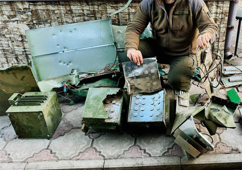 Các module tác chiến điện tử gắn trên xe tăng Nga bị binh sĩ Ukraine tháo ra để khai thác bí mật. Các module tác chiến điện tử gắn trên xe tăng Nga bị binh sĩ Ukraine tháo ra để khai thác bí mật.