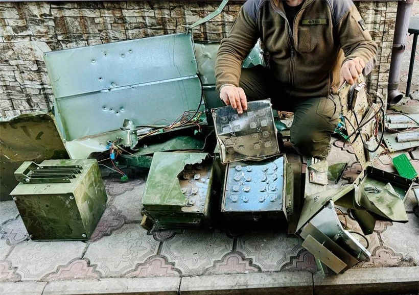 Các module tác chiến điện tử gắn trên xe tăng Nga bị binh sĩ Ukraine tháo ra để khai thác bí mật.