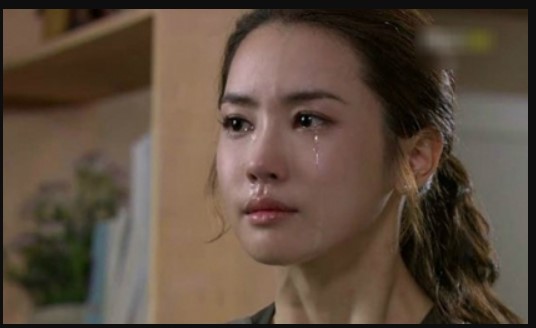 Quy&#x1EBF;t t&#xE2;m tr&#x1EDF; th&#xE0;nh d&#xE2;u nh&#xE0; gi&#xE0;u, v&#x1EE3; tr&#x1EBB; cay &#x111;&#x1EAF;ng ch&#x1ECB;u c&#x1EA3;nh &#x27;&#x111;&#x1ECB;a ng&#x1EE5;c tr&#x1EA7;n gian&#x27; ph&#xED;a sau c&#x103;n bi&#x1EC7;t th&#x1EF1; l&#x1ED9;ng l&#x1EAB;y