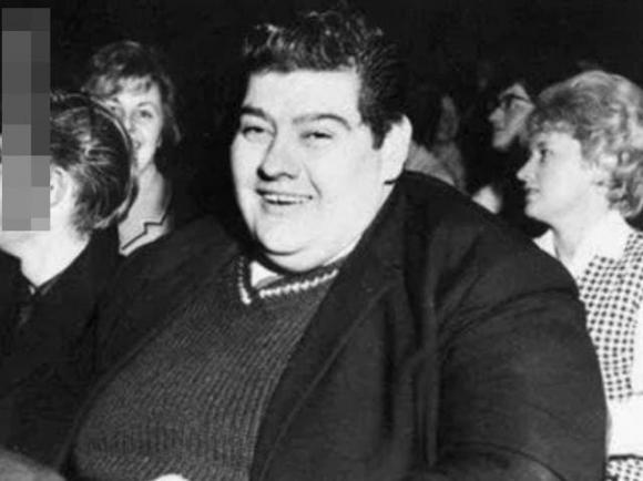 Năm 1965, một cậu bé người Anh đã nhịn ăn suốt một năm, không những không chết đói mà còn giảm cân thành công