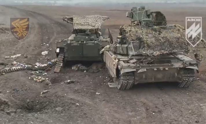 Xe tăng tác chiến điện tử 'quái vật' được mổ xẻ sau khi bị bắt sống