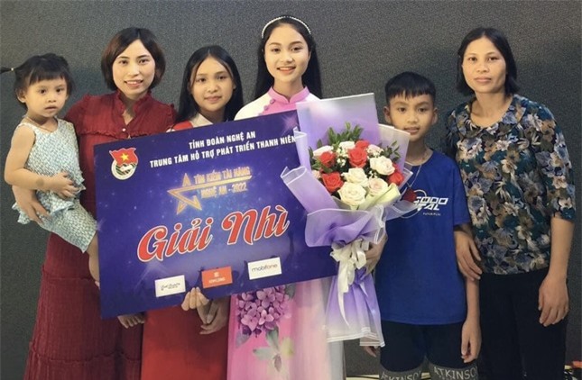 'Hot girl dòng nhạc dân gian' sở hữu vẻ đẹp ngọt ngào, đằm thắm khiến bao chàng trai mê mẩn ảnh 2