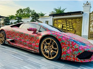 'Phú bà' 9x tậu Lamborghini Huracan tiền tỷ nhưng họa tiết 'chăn con công' mới hút mọi ánh nhìn