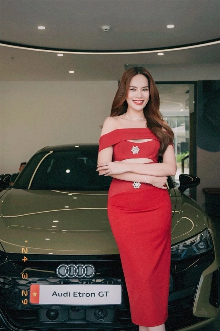 Hoa hậu Miss Grand 2023 Lê Hoài Phương tươi cười rạng rỡ bên Audi e-Tron GT.