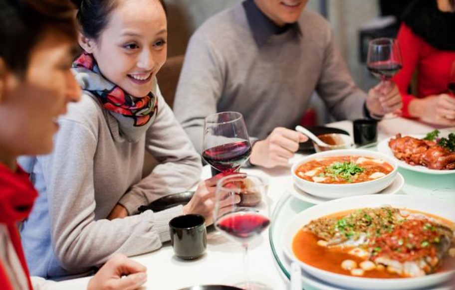 Tưởng được mời miễn phí, nhóm bạn gọi la liệt đồ ăn đắt đỏ và cái kết đắng