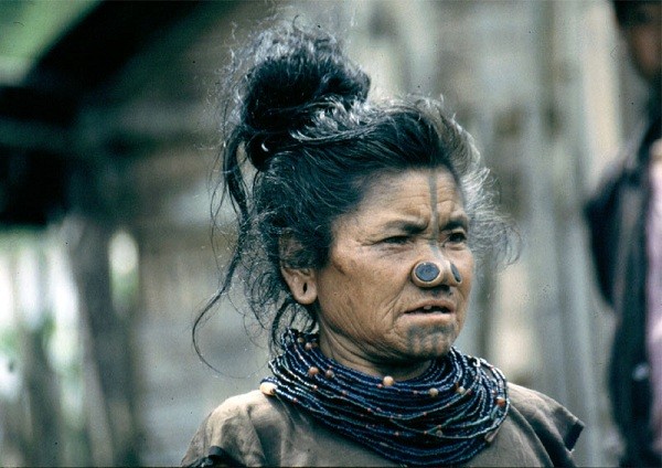 Khám phá sở thích làm đẹp kỳ dị của bộ tộc "mũi quỷ"