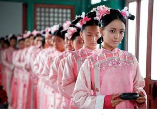 Trong cung &#x111;&#xEC;nh th&#x1EDD;i x&#x1B0;a, th&#xE1;i gi&#xE1;m khi v&#xE0;o cung &#x111;&#x1EC1;u b&#x1ECB; thi&#x1EBF;n, c&#xF2;n cung n&#x1EEF; khi v&#xE0;o cung c&#x169;ng ph&#x1EA3;i l&#xE0;m m&#x1ED9;t vi&#x1EC7;c r&#x1EA5;t t&#xE0;n nh&#x1EAB;n