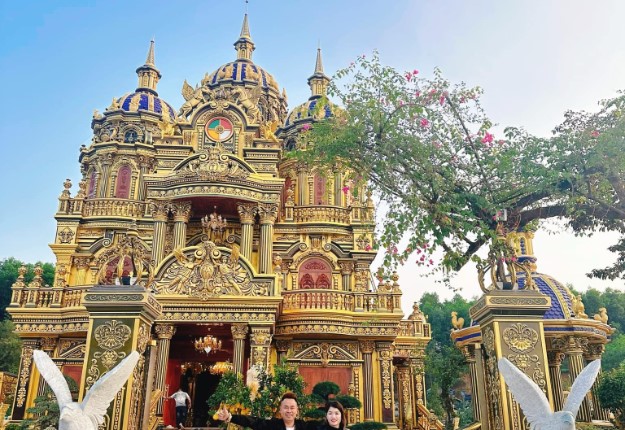 “Đại gia đồng nát” mở cửa lâu đài 100 tỷ cho bà con vào xem, ngày đón 300 người, có cả khách Tây