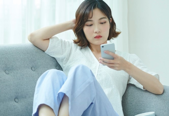 Nửa đêm, mẹ chồng cũ gọi điện, cầu xin tôi cứu con trai bà