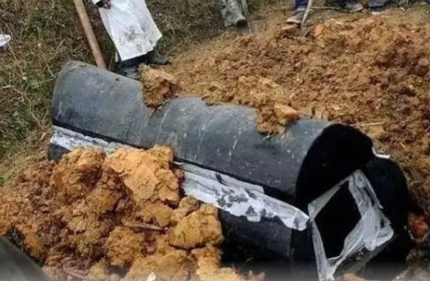 Nằm mơ thấy người vợ đã chết kêu cứu, người chồng tá hỏa khi lật nắp quan tài không thấy thi thể