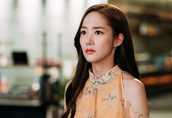 Tôi ra ngõ mua bột canh rồi về nhà thì bàng hoàng trước cảnh mẹ chồng ôm bàn chân toé máu, luôn miệng đay nghiến con dâu