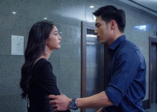 Đi làm xa, kiểm tra camera ở nhà, tôi sốc nặng với hành động lạ của vợ mỗi tối