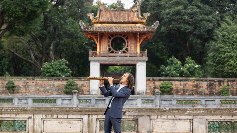 Huy&#x1EC1;n tho&#x1EA1;i saxophone Kenny G qu&#x1EA3;ng b&#xE1; du l&#x1ECB;ch Vi&#x1EC7;t Nam trong MV &quot;Going Home&quot;