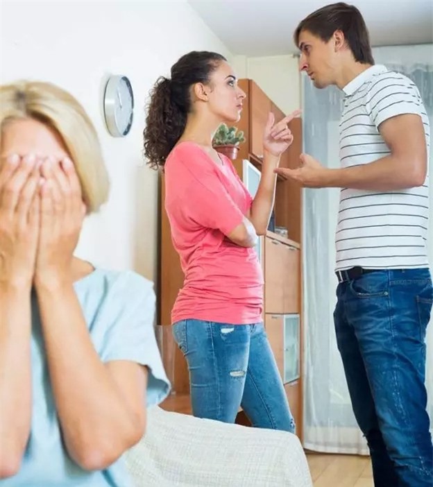 Khi con dâu không thích bạn, cô ấy sẽ có xu hướng đối xử tốt với tất cả mọi người trừ bạn. (Ảnh: ITN). Khi con dâu không thích bạn, cô ấy sẽ có xu hướng đối xử tốt với tất cả mọi người trừ bạn. (Ảnh: ITN).