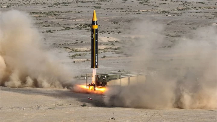 Tên lửa đạn đạo Khorramshahr thế hệ thứ tư trong một lần được Iran phóng thử vào ngày 25/5/2023. (Ảnh: RT)