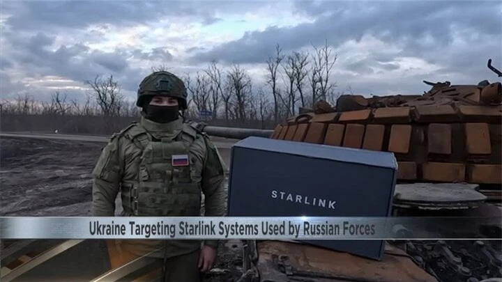 Một binh sĩ Nga với thiết bị kết nối internet Starlink.
