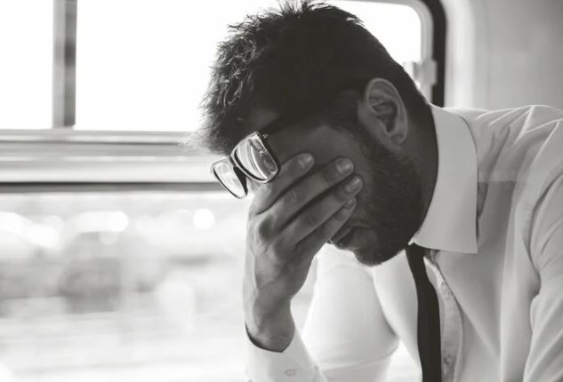 Vợ đánh bạc nợ gần 7 tỷ đồng, tôi có nên ly hôn để gia đình khỏi liên lụy?