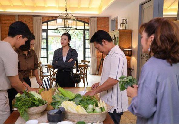 Ở cữ vẫn nấu cơm phục vụ cả nhà chồng, ru con ngủ xong quay ra mâm cơm còn đúng bát canh loãng