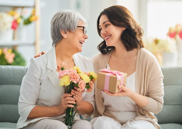 Cách làm thân với mẹ chồng dễ như... ăn kẹo