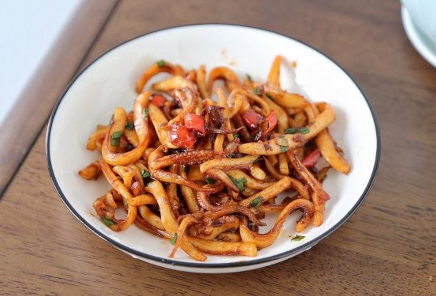 Không cần cầu kỳ, mực xào đơn giản thế này cũng được món cực ngon, trôi cơm