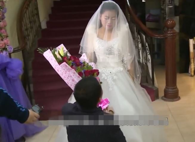 Vợ bỏ nhà đi 1 tháng bị chồng nghi ngoại tình, biết nguyên nhân anh quỳ xuống xin lỗi