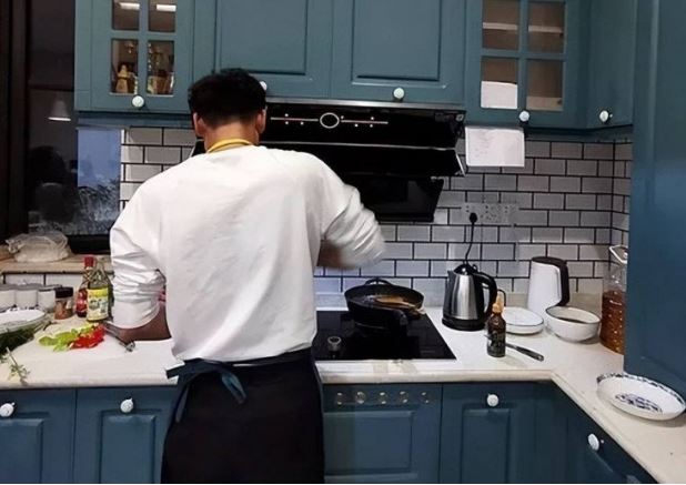 Nh&#x1EDD; v&#x1EE3; l&#xE0;m vi&#x1EC7;c nh&#xE0; v&#xEC; b&#x1ECB; &#x1ED1;m, anh ch&#x1ED3;ng mu&#x1ED1;n ly h&#xF4;n ngay khi nghe c&#xE2;u tr&#x1EA3; l&#x1EDD;i c&#x1EE7;a v&#x1EE3;