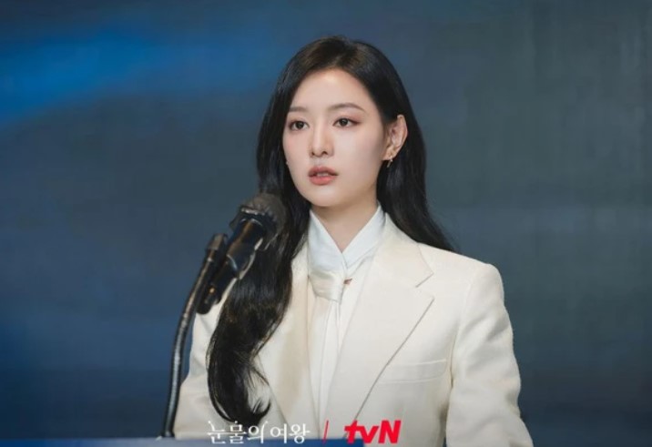 Liệu IU có xuất sắc hơn khi vào vai Hong Hae In trong “Nữ hoàng nước mắt”?