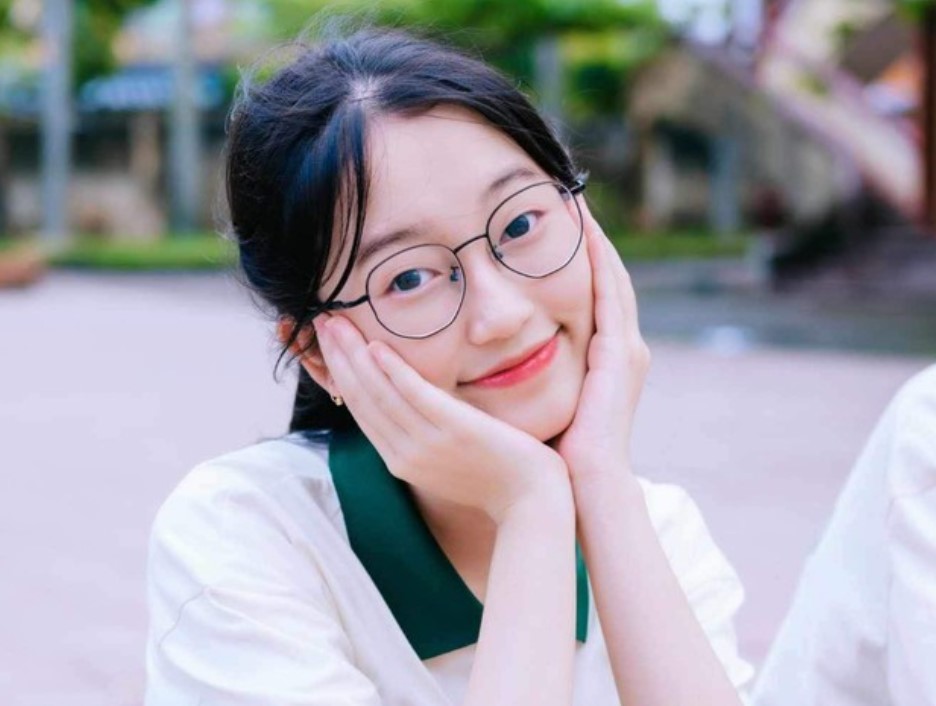 Bức ảnh cô gái trên VTV bất ngờ được chia sẻ khắp MXH: Thì ra là "gương mặt thân quen", xứng danh vẻ đẹp tri thức