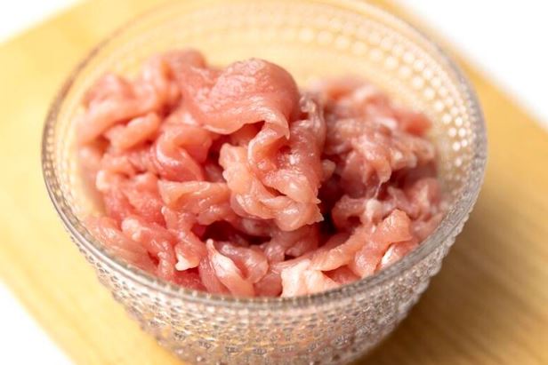 Dù ướp loại thịt nào cũng không nên dùng muối hay rượu nấu ăn, đầu bếp mách mẹo nhỏ giúp thịt mềm thơm mà không bị cháy