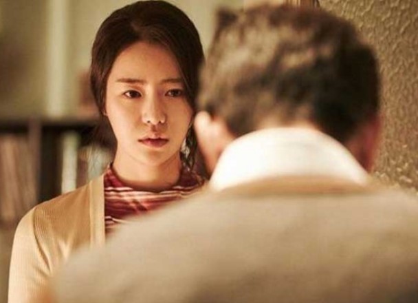 Đang chuẩn bị mềm lòng tha thứ cho chồng và mẹ chồng, nhưng sự xuất hiện của người phụ nữ đó khiến tôi phát điên lên