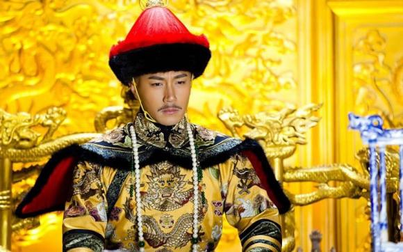 Ung Chính đang ngủ trưa thì bị mùi hôi cơ thể của cung nữ làm tỉnh giấc bèn hạ một thánh chỉ, chẳng ngờ lại khiến các cung nữ càng thêm khổ cực