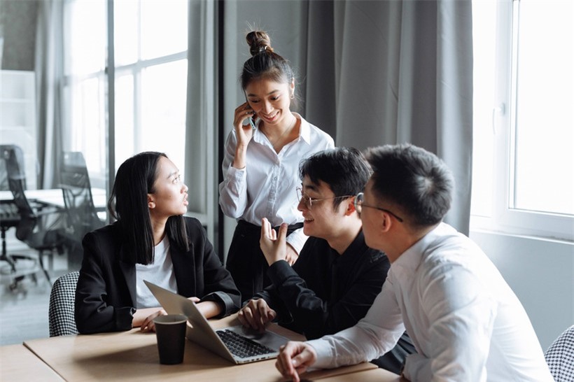 Bằng cách học các kỹ năng mới, bạn có thể vượt qua sự nhút nhát hoặc lúng túng, từ đó cảm thấy gắn kết hơn và tận hưởng tình bạn bền chặt, trọn vẹn. (Ảnh: ITN). Bằng cách học các kỹ năng mới, bạn có thể vượt qua sự nhút nhát hoặc lúng túng, từ đó cảm thấy gắn kết hơn và tận hưởng tình bạn bền chặt, trọn vẹn. (Ảnh: ITN).