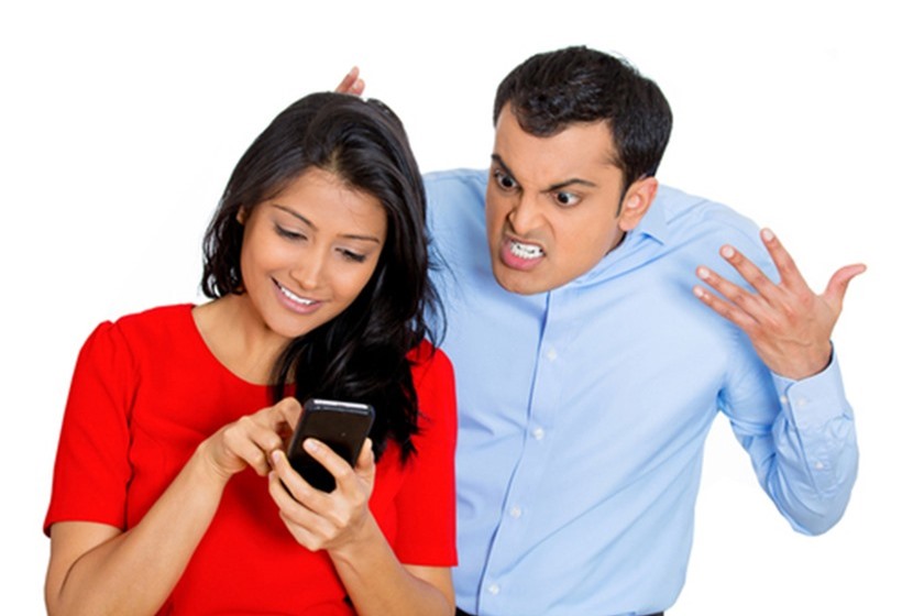 Nếu bạn đang ở cạnh một người đàn ông có lòng tự trọng thấp, anh ta chắc chắn sẽ luôn khao khát sự trấn an từ bạn. (Ảnh: ITN).