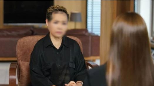 Đến nhà tôi sau 5 năm, mẹ chồng cũ giàu có đeo cái túi rách nhưng khiến tôi bật khóc nức nở