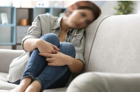 Thấy mẹ chồng lấy chiếc kiềng vàng ra cho em chồng xem mà tôi chỉ biết bật khóc trong ấm ức